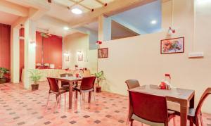 restauracja ze stołami i krzesłami w pokoju w obiekcie Treebo Trend Iris Suites w mieście Pune