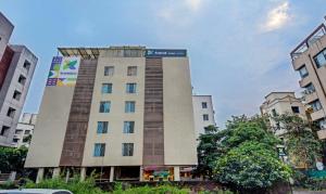 budynek z znakiem na boku w obiekcie Treebo Trend Iris Suites w mieście Pune