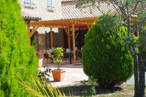 Zahrada ubytování Logis Hôtel Restaurant Le Mas de Mon Père