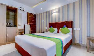 Postel nebo postele na pokoji v ubytování Treebo Iris Suites