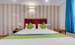 Postel nebo postele na pokoji v ubytování Treebo Iris Suites