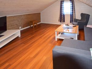 TV a/nebo společenská místnost v ubytování 6 person holiday home in Sømna
