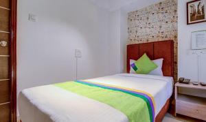 Postel nebo postele na pokoji v ubytování Treebo Iris Suites