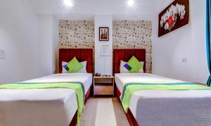 Postel nebo postele na pokoji v ubytování Treebo Iris Suites