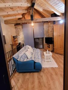 a bedroom with a bed and a couch in a room at La Cantina in Chanos