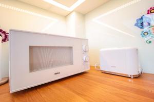 Televízia a/alebo spoločenská miestnosť v ubytovaní Apartament City Center Classic - Luxury Standard