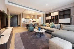 Khu vực ghế ngồi tại Cresasia Residence