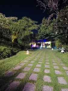 un sentiero in pietra in un parco di notte di Hotel Park Grumentum a Grumento Nova