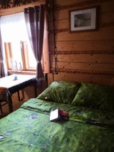 Een bed of bedden in een kamer bij Caputówka 100 letnia chata