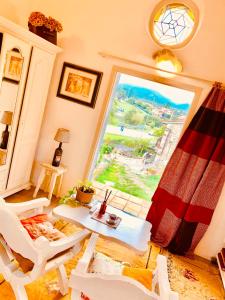 a living room with a large window and a table and chairs at Finca El Miruéndano in La Franca