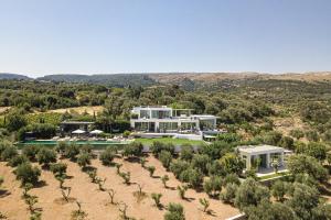een luchtfoto van een huis in de woestijn bij Villa Amnalys in Amnátos +72 foto's