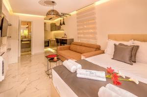 - un salon avec un lit et un canapé dans l'établissement Apartments Vujicic, à Tivat