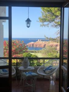 テッラジーニにあるResidence Calarossaの海の景色を望むバルコニー(テーブル、椅子付)