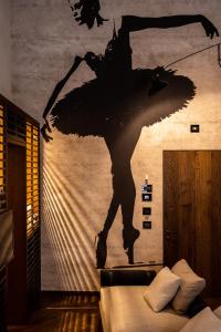 Oltrarno 1881 Apartments في فلورنسا: ظل امرأة على جدار في غرفة النوم
