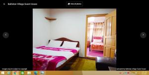 une chambre d'hôtel avec un lit et une fenêtre dans l'établissement Baltistan Village Guest House, à Skardu
