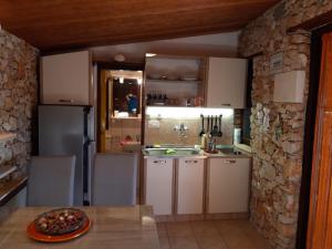 Kuchyň nebo kuchyňský kout v ubytování Studio Apartment in Ražanj with Terrace, WiFi (4597-1)
