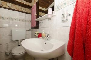 Koupelna v ubytování Studio Apartment in Ražanj with Terrace, WiFi (4597-1) + 29 fotografií