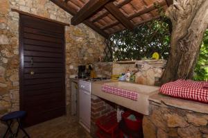 Kuchyň nebo kuchyňský kout v ubytování Studio Apartment in Ražanj with Terrace, WiFi (4597-1)