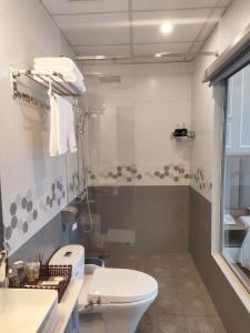 A bathroom at KHANG HOTEL CON DAO