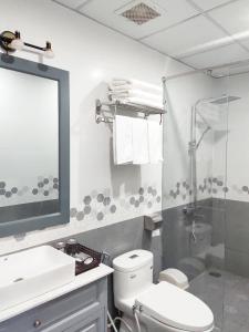 A bathroom at KHANG HOTEL CON DAO