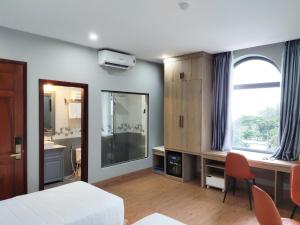 A television and/or entertainment centre at KHANG HOTEL CON DAO