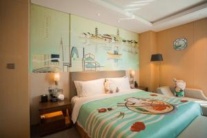 ein Hotelzimmer mit einem Bett mit einem Gemälde an der Wand in der Unterkunft Holiday Inn Suzhou Huirong Plaza, an IHG Hotel in Suzhou