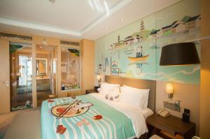 ein Schlafzimmer mit einem großen Bett mit einem großen Gemälde an der Wand in der Unterkunft Holiday Inn Suzhou Huirong Plaza, an IHG Hotel in Suzhou