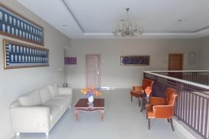 Posezení v ubytování RedDoorz Premium @ Griya Inkoppabri Cisarua Puncak