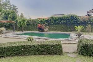 Bazén v ubytování RedDoorz Premium @ Griya Inkoppabri Cisarua Puncak nebo v jeho okolí