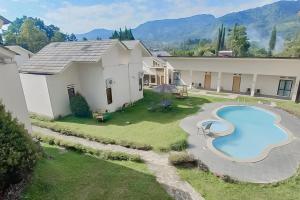 Bazén v ubytování RedDoorz Premium @ Griya Inkoppabri Cisarua Puncak nebo v jeho okolí