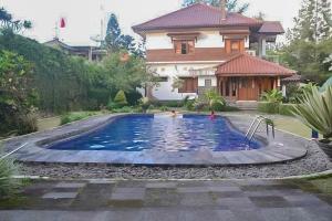 Bazén v ubytování RedDoorz Premium @ Griya Inkoppabri Cisarua Puncak nebo v jeho okolí