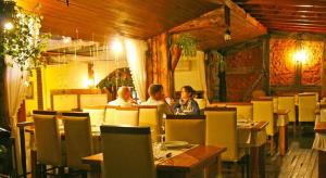 eine Gruppe von Menschen, die in einem Restaurant sitzen in der Unterkunft Kurfal Hotel in Agva