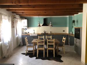 uma cozinha com uma mesa de madeira e cadeiras em Cá Greta em Chioggia
