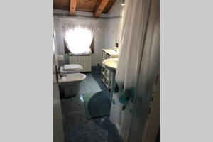 uma casa de banho com 2 WC e um lavatório em Cá Greta em Chioggia