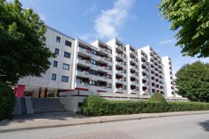 duży biały budynek ze schodami przed nim w obiekcie Berolina Wohnung 103 w mieście Dahme