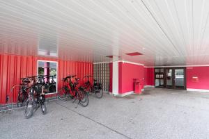 um grupo de bicicletas estacionadas dentro de um edifício em Berolina Großer Ankerplatz em Dahme