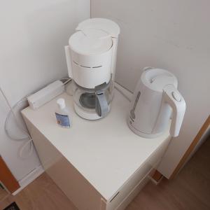 a white counter with a blender on top of it at Guesthouse Sønderborg, Ulkebøl in Spang