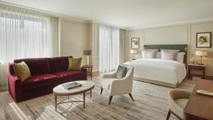 Postel nebo postele na pokoji v ubytování Jumeirah Carlton Tower London + 37 fotografií