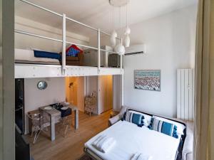 um quarto com beliches e uma sala de jantar em The Best Rent - Lovely loft with balcony near Piazza Vetra em Milão