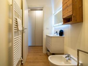 uma casa de banho com um lavatório e um WC. em The Best Rent - Lovely loft with balcony near Piazza Vetra em Milão