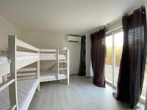 a room with two bunk beds and a window at Villa beaupré les Issambres Roquebrune sur argens, frejus in Les Issambres