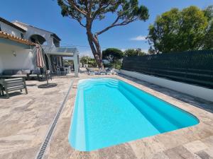 a swimming pool in the backyard of a house at Villa beaupré les Issambres Roquebrune sur argens, frejus in Les Issambres