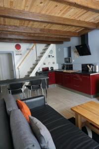 ein Wohnzimmer mit einem Sofa und einem Tisch in der Unterkunft Duplex Rue Haute in Laneuveville-derrière-Foug
