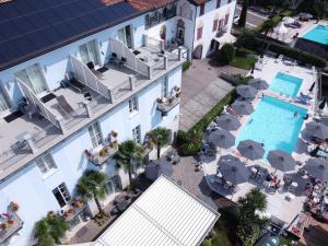 una vista aérea de un edificio con piscina en Hotel Rivalago en Sulzano