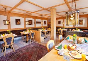 Un restaurante o sitio para comer en Hotel Restaurant Frühlingsgarten