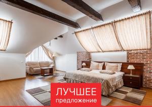 1 dormitorio con cama y pared de ladrillo en Hotel Yuzhnaya Bashnya, en Krasnodar