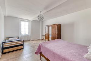 een slaapkamer met een bed, een dressoir en een raam bij Hamo - Maison à 600 m de la plage in Graye-sur-Mer