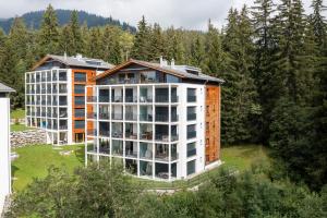 - une vue aérienne sur un grand immeuble dans l'établissement LAAX Homes - Taviarna Laax 1,9, à Laax