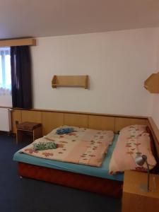 Een bed of bedden in een kamer bij Penzion U DUBU