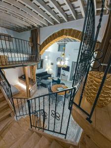een woonkamer met een wenteltrap bij Heliareti Traditional House in Koskinou +28 foto's